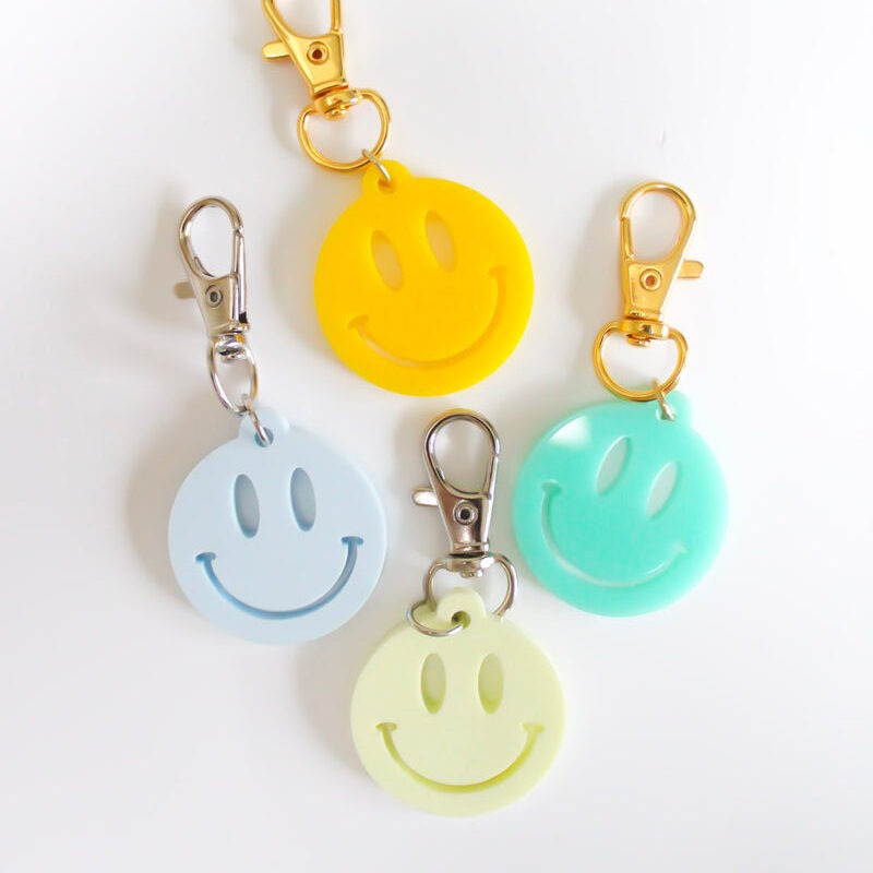 SMILEY-FACE-KEYCHAIN